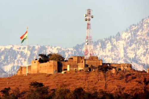 Fort Dhanidhar - Fort de haute altitude entourant la région de Rajouri.