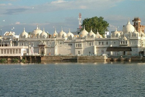 Hanumantal Jain-Tempel - Ein Komplex historischer Jain-Tempel in Jabalpur.