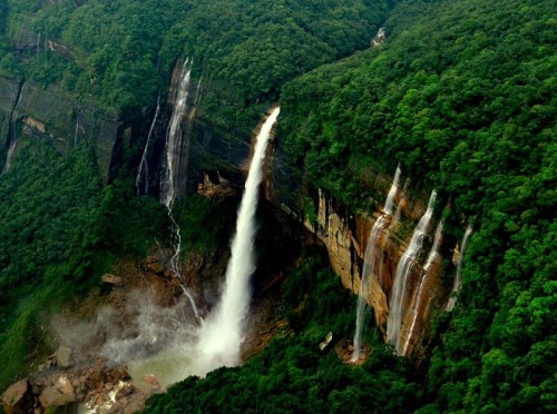 Nohkalikai Falls - La plus haute chute d'eau plongeante en Inde.