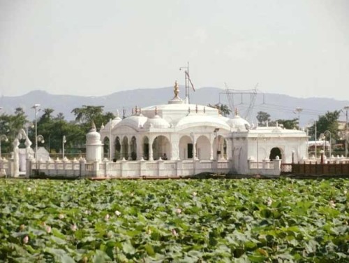 Mahavirswami Water Temple Pawapuri - Famoso y Sagrado Centro de Peregrinación del Jainismo.