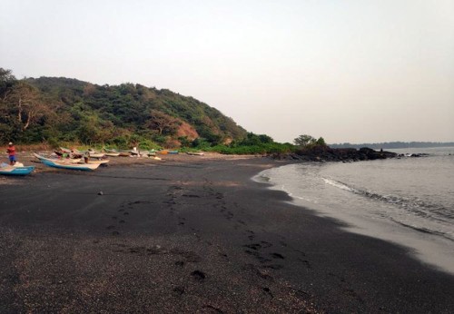 Playa de Tilmati - Playa de arena negra Karnataka.